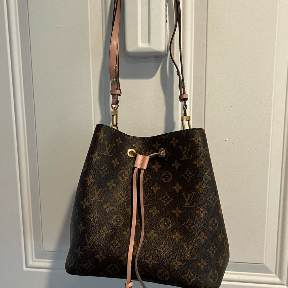 Louis Vuitton Neonoe Shoulder Bag with Monogram Canvas - Picture 4 of 14